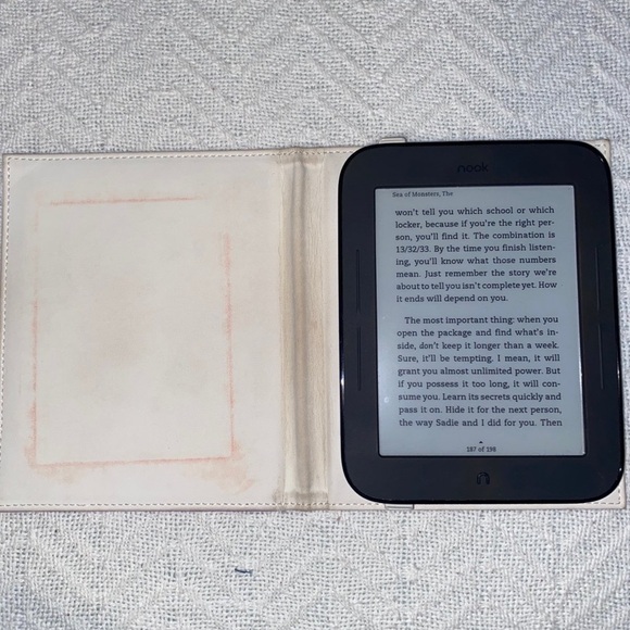 Simple nook with cover - Picture 1 of 5